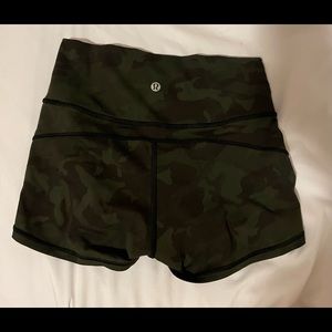 Lululemon in movement short, NWOT